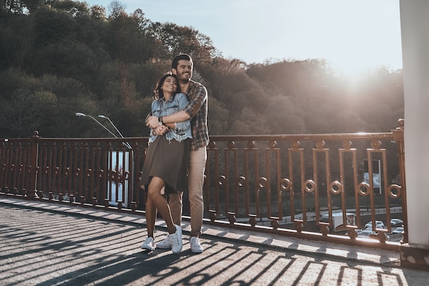 Eu vou te manter aquecido! Comprimento total de um homem bonito, abraçando uma jovem mulher atraente