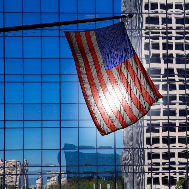 EUA bandeira americana símbolo sobre edifícios modernos azuis de Los Angeles