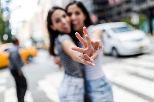 EUA, cidade de Nova York, duas jovens mulheres em Manhattan se divertindo