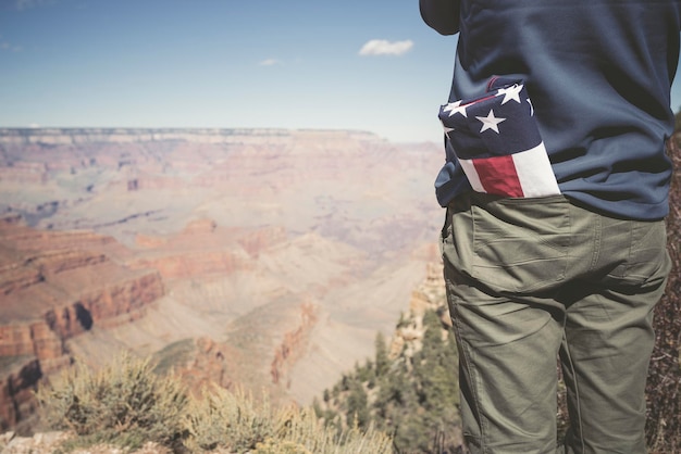 EUA, Grand Canyon, homem com bandeira americana no bolso, vista parcial