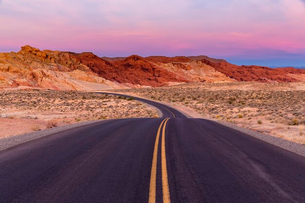 EUA, Nevada, Valley of Fire State Park, rochas de arenito e calcário, estrada cênica no crepúsculo