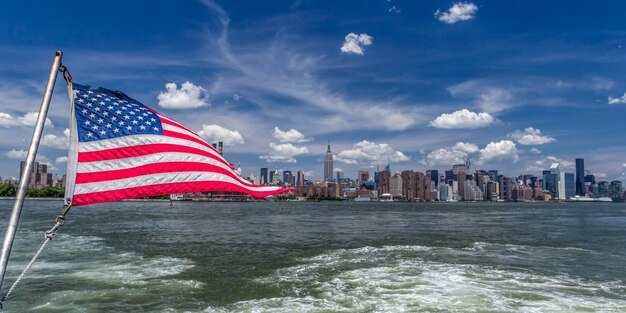 EUA, Nova York, East River, Bandeira Americana, Vista para Midtown Manhattan