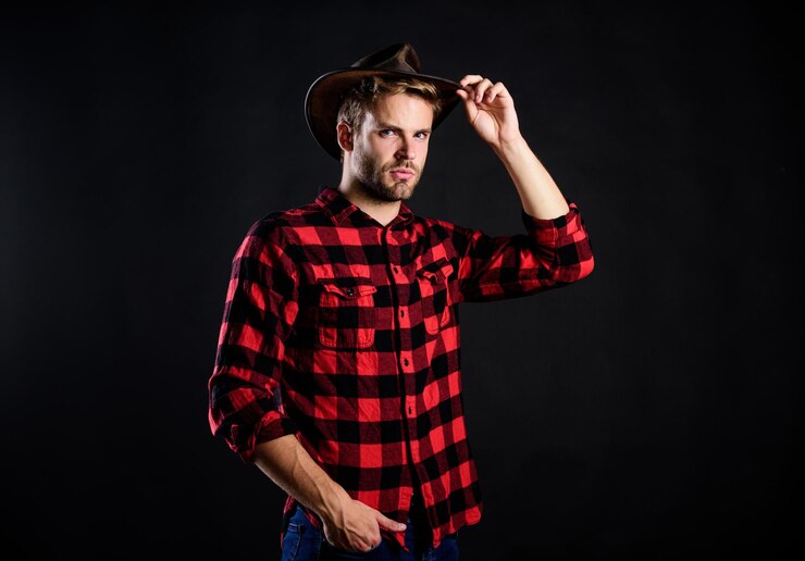 Foto eua personalizado estilo vintage homem oeste selvagem retro cowboy cowboy no campo ocidental ocidental cowboy retrato oeste selvagem rodeio homem bonito com chapéu homem camisa xadrez no rancho