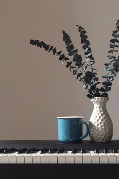 Eukalyptus in einer Vase auf dem Klavierhintergrund