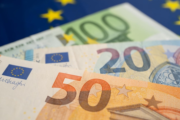 Euro-Banknoten auf Flagge Geschäfts- und Finanzkonzept