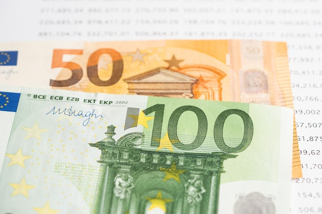 Euro-Banknoten auf Tabellenkalkulationspapier Bankkonto Investition Analytische Forschungsdaten Wirtschaft Handel Geschäftskonzept