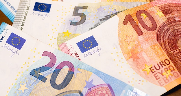 Euro-Banknoten, die die Währung der Europäischen Union in Nahaufnahmen sind