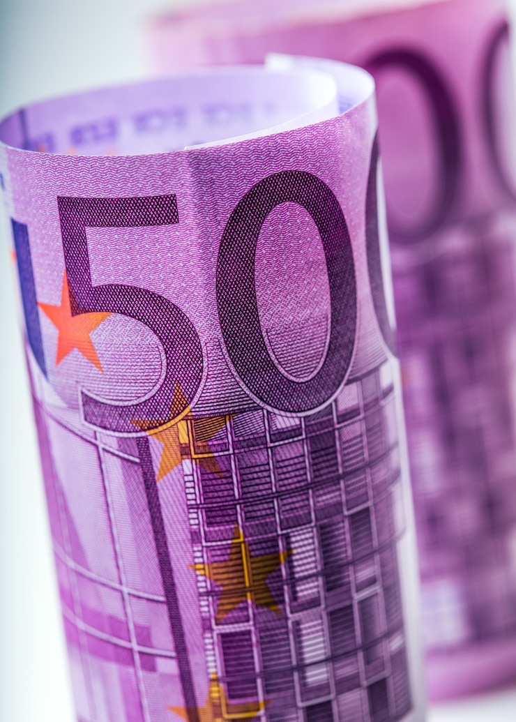 Foto euro-banknoten. fünfhundert euro-banknoten. foto getönt.