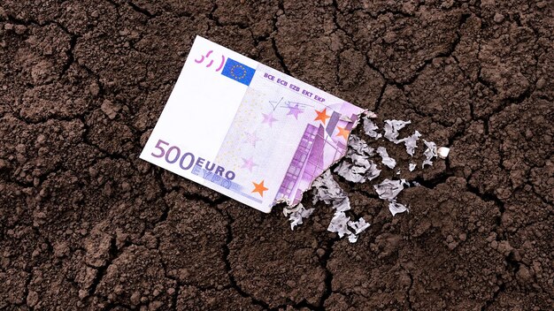 Euro-Banknoten in Brand auf schwarzem Hintergrund Inflationskonzept