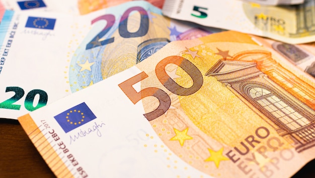 Euro-Banknoten in Nahaufnahmefotografie für Wirtschafts- und Finanzkonzept