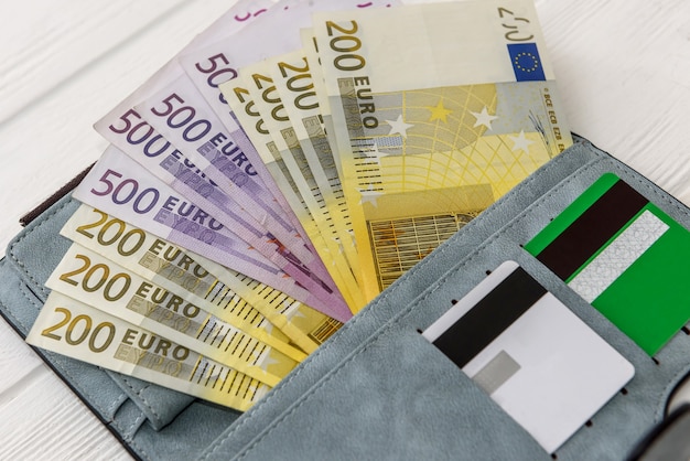 Euro-Banknoten mit Kreditkarte im Portemonnaie