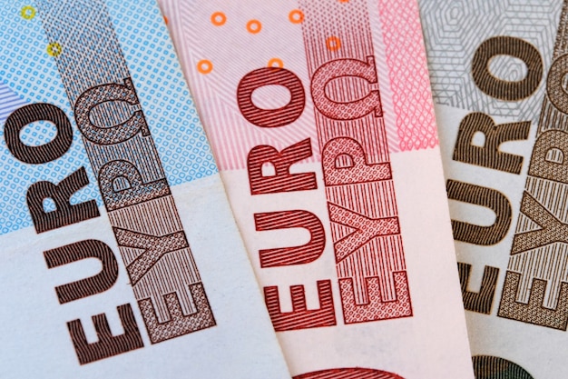 Euro-Banknoten-Nahaufnahme auf einer schwarzen Hintergrundmakrofotografie