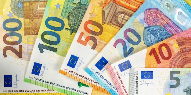 Euro-Banknoten-Rechnung zum Sparen von Geld Hintergrund zahlen Zahlen Finanzen Banknoten Banknoten-Banner