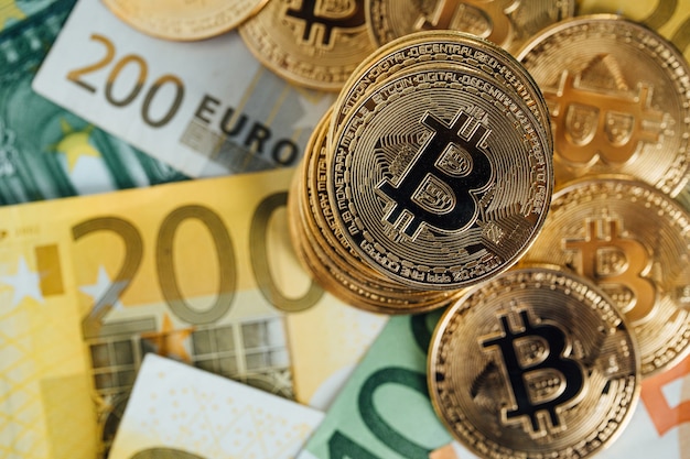 Euro-Banknoten und Bitcoin-Kryptowährungs-Investitionskonzept. Euro-Geld und Kryptowährung goldene Bitcoin-Münze.