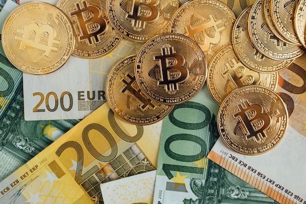 Euro-Banknoten und Bitcoin-Kryptowährungs-Investitionskonzept. Euro-Geld und Kryptowährung goldene Bitcoin-Münze.