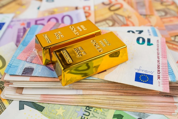 Euro-Banknoten und Goldbarren Goldbarren auf Geld