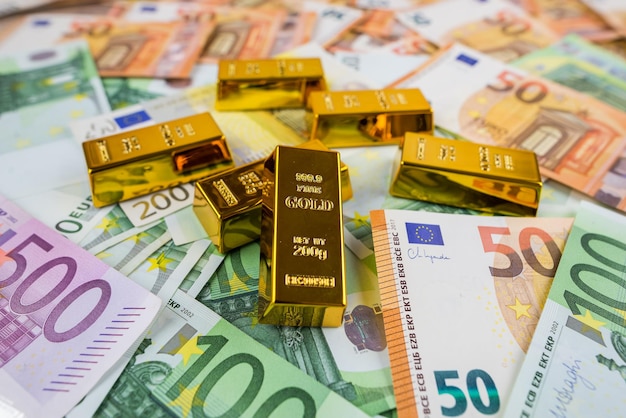 Euro-Banknoten und Goldbarren Goldbarren auf Geld