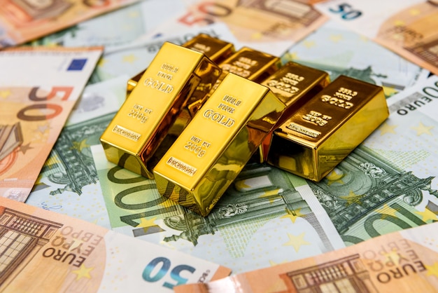 Foto euro-banknoten und goldbarren
