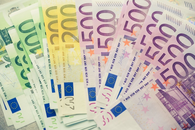 Euro-Banknoten. Zahlungs- und Bargeldkonzept. Angekündigte Stornierung von fünfhundert Euro-Banknoten. Ansicht von oben Getontes Bild