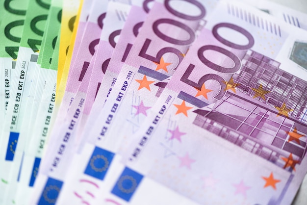 Euro-Banknoten. Zahlungs- und Bargeldkonzept. Angekündigte Stornierung von fünfhundert Euro-Banknoten. Ansicht von oben