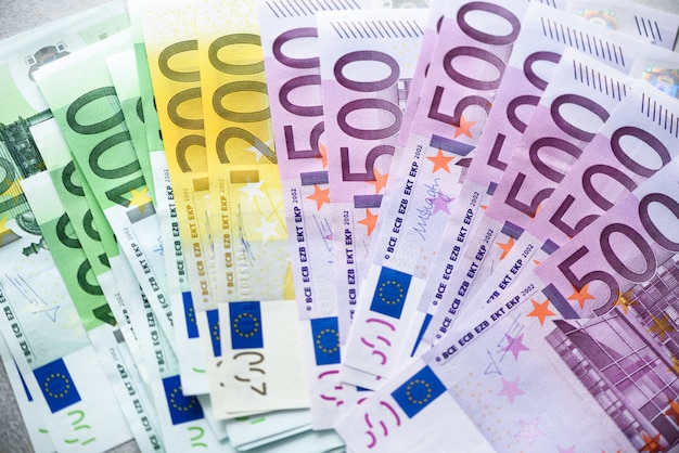 Euro-Banknoten. Zahlungs- und Bargeldkonzept. Angekündigte Stornierung von fünfhundert Euro-Banknoten.