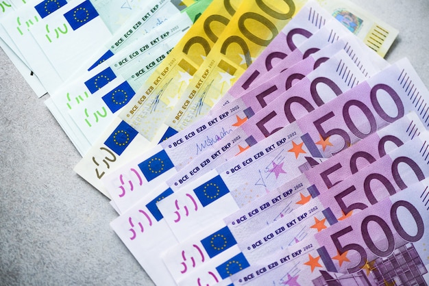 Euro-Banknoten. Zahlungs- und Bargeldkonzept. Angekündigte Stornierung von fünfhundert Euro-Banknoten.