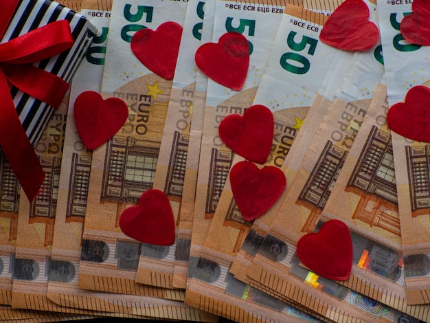 Euro dinero y corazones rojos para el fondo