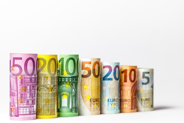 Euro Geld Hintergrund. Mehrere hundert Rollen Euro-Banknoten in verschiedenen Positionen.