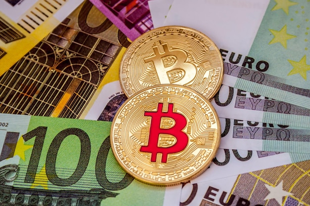 Euro-Geldscheine und goldenes Bitcoin