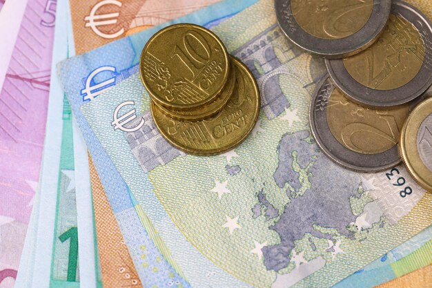 Euro-Geldscheine und -Münzen hautnah Große Menge an Euro-Geld auf dem Tisch Geschäft und Haushalt