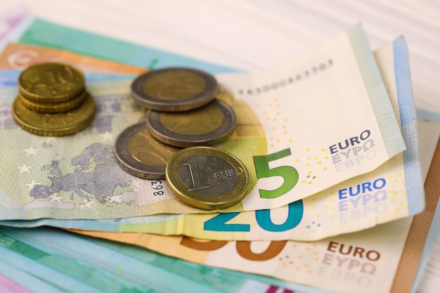 Euro-Geldscheine und -Münzen hautnah Große Menge an Euro-Geld auf dem Tisch Geschäft und Haushalt