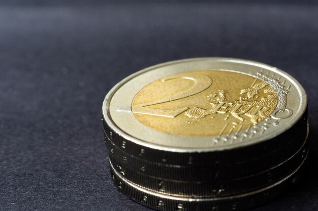 Euro-Nahaufnahme-Foto-Makro-Münzen, weicher Fokus, dunkler Hintergrund