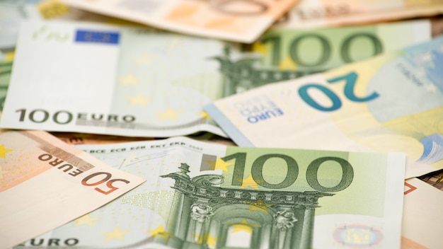 Euro-Scheine mit unterschiedlichen Werten. Ein Hunderter-Euro-Schein. Bargeld Hintergrund. Echte Banknoten Hundert. Gutes Einkommen. Ausgabe des Gehalts. Kredit-Prozent