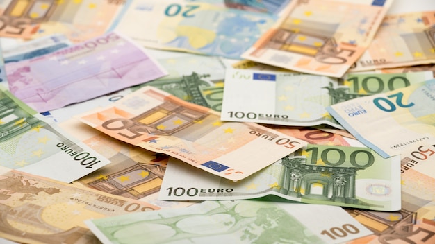 Euro-Scheine mit unterschiedlichen Werten. Euro-Schein von zwanzig, fünfzig, eins, zwei, fünfhundert. Bargeld-Banknoten-Geld-Hintergrund. Gutes Einkommen. Ausgabe des Gehalts. Kredit-Prozent