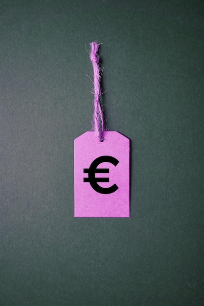 Foto euro-symbol im rosa preisschild auf grünem hintergrund