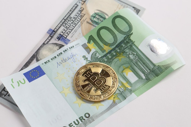 Euro US-Dollar und Bitcoin-Münze