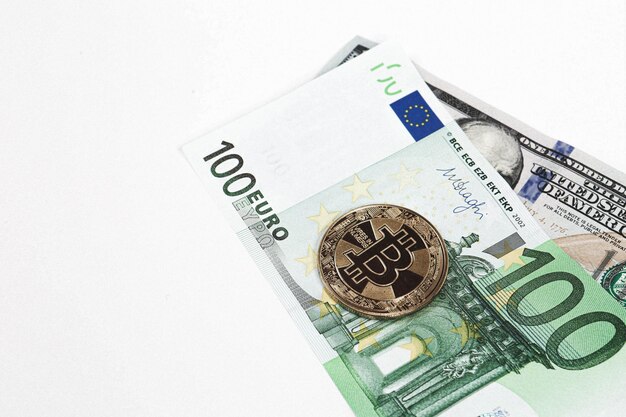 Euro US-Dollar und Bitcoin-Münze