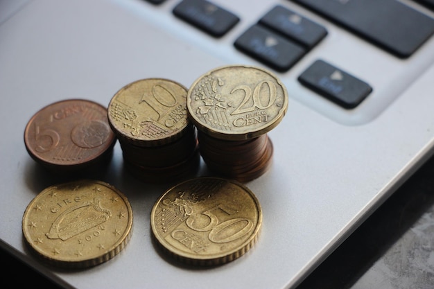 Euro-Währungsmünzen auf Computertastatur gesetzt Finanzierungskonzept für kleine Unternehmen