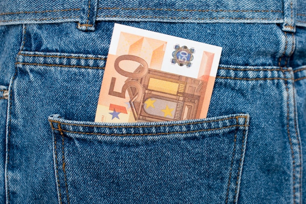 Eurobanknoten in Jeans Gesäßtasche.