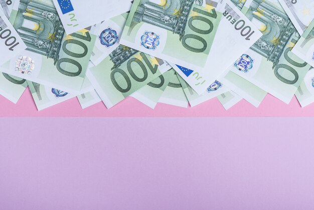 Foto eurobargeld auf einem lila hintergrund