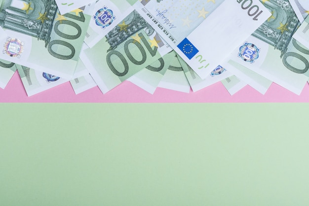 Eurobargeld auf einem Rosa und einem Grün.