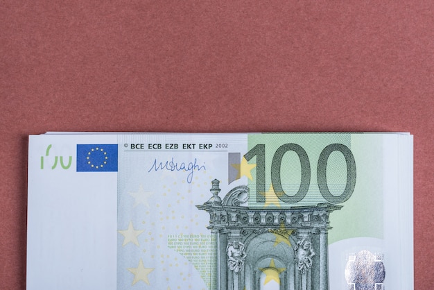 Eurobargeld auf einer rosa und braunen Oberfläche. Euro-Geld-Banknoten.