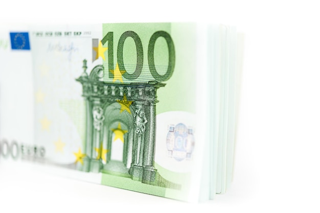 Eurogeld, Eurobargeldhintergrund. Banknoten der Europäischen Union auf weißem Hintergrund. Nahansicht. Geringe Schärfentiefe.