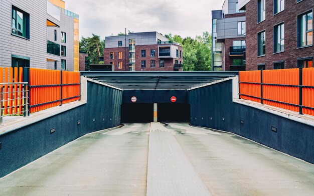 Europa Arquitectura del garaje moderno europeo y un barrio de edificios residenciales