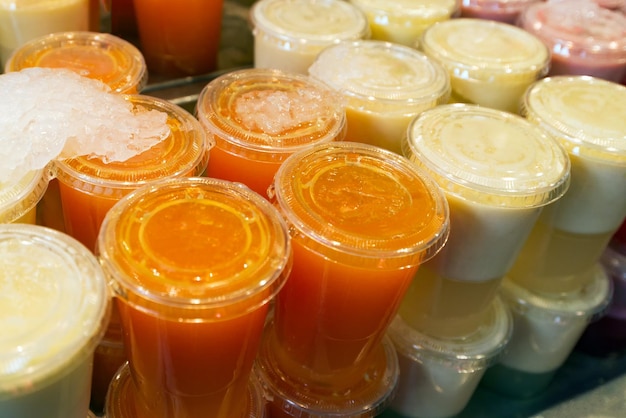 Europa España Cataluña Barcelona. Un vaso de batido de frutas en el hielo del mercado.