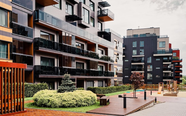 Europa Nuevo barrio de construcción residencial con bancos. Otras instalaciones al aire libre.