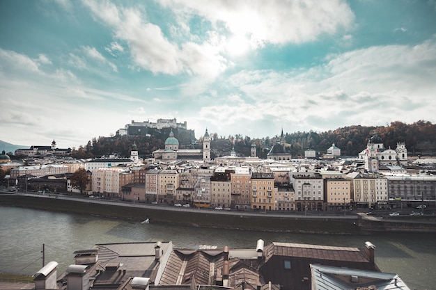 Europa-Städtereise Salzburg Altstadt im Herbst bunter Sonnenschein Österreich