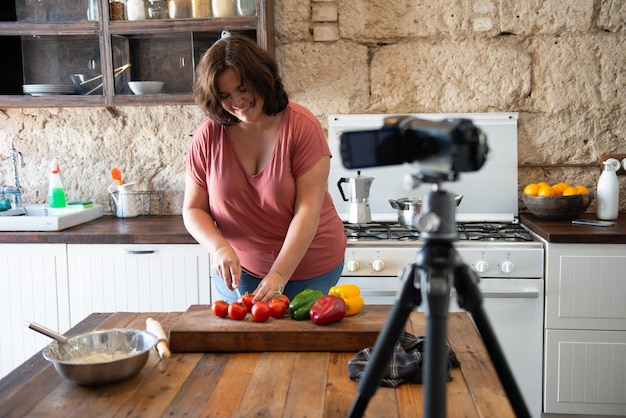 europäerin, die in ihrer küche inhalte für ihren social-media-kanal erstellt