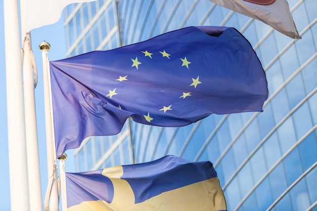 Europäische Flagge mit modernen Wolkenkratzern