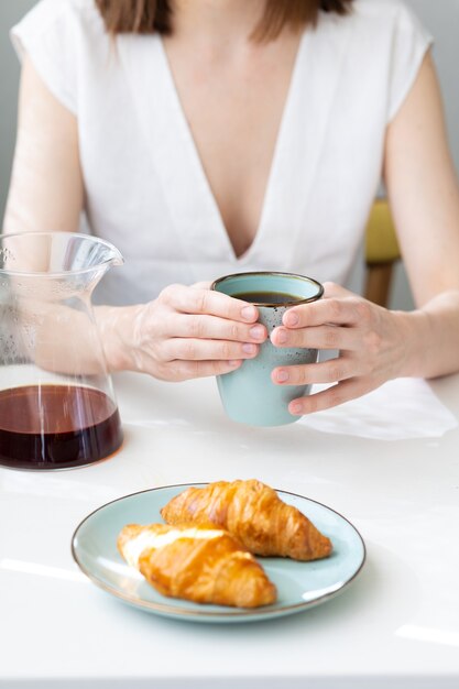 Europäische Frau brüht zu Hause in ihrer Küche Kaffee und genießt ihren guten Morgen Kaukasier